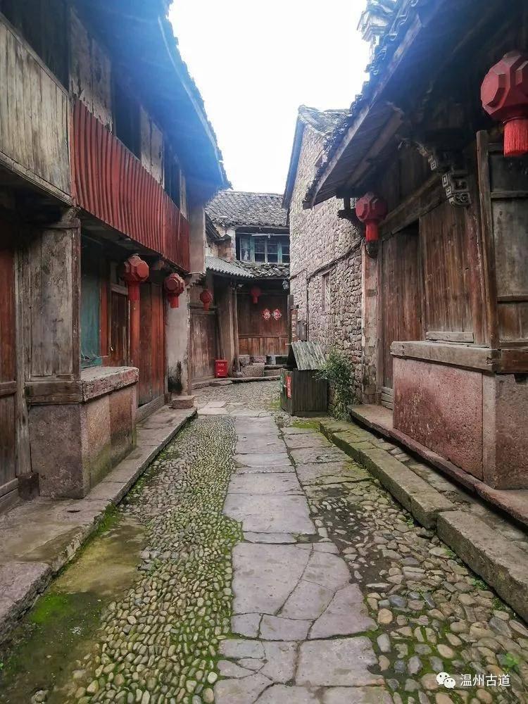 伊能静因点评委屈哭泣,事后发文向赵兆道歉,但配图却是认真的?